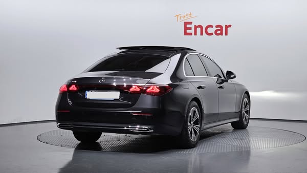 مرسيدس بنز E-Class 2024 - صورة 1