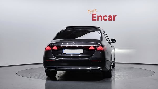 مرسيدس بنز E-Class 2024 - صورة 2