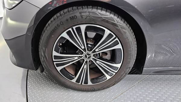 مرسيدس بنز E-Class 2024 - صورة 5