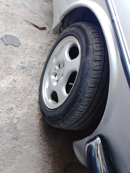 مرسيدس بنز 230E 1982 - صورة 4