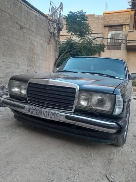 مرسيدس 230 1982 - صورة 1