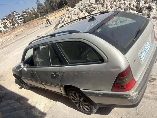 مرسيدس C-Class 2001 - صورة 2