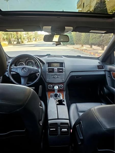 Mercedes-Benz C300 2010 - صورة 4