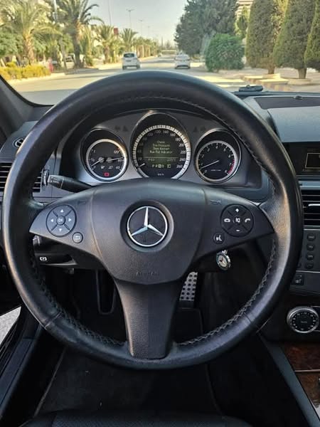 Mercedes-Benz C300 2010 - صورة 3