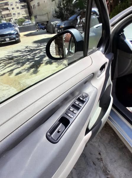 Peugeot 207 2010 - صورة 2