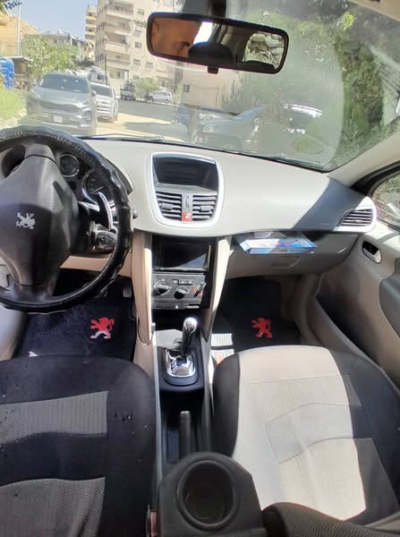 Peugeot 207 2010 - صورة 1