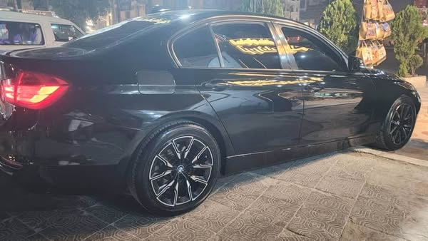 BMW 320i 2013 - صورة 2