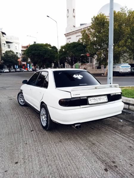 ميتسوبيشي لانسر 1993 - صورة 2