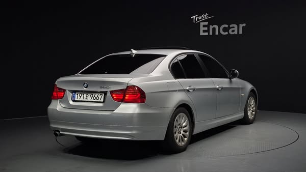 بي إم دبليو الفئة الثالثة 2009 - صورة 2