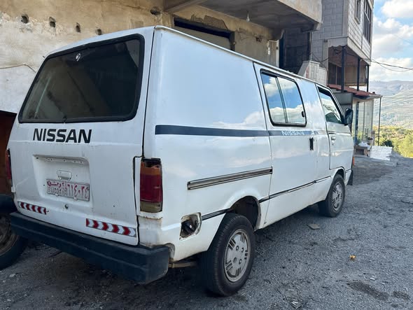 نيسان أورفان 1988 - صورة 1