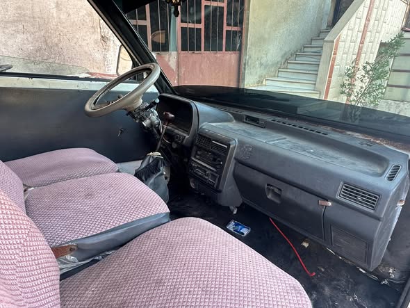 نيسان أورفان 1988 - صورة 2