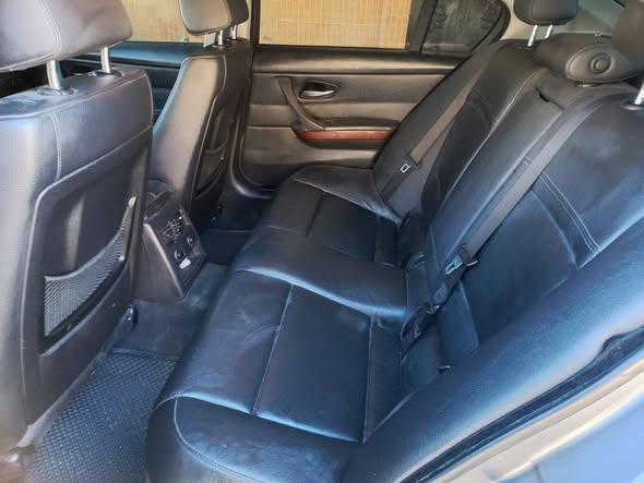 BMW 320i 2010 - صورة 2