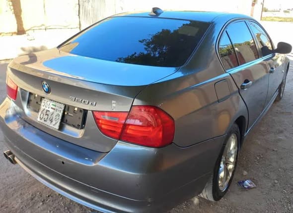 BMW 320i 2010 - صورة 3