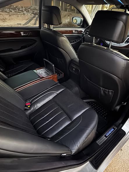 Genesis Genesis 2010 - صورة 4