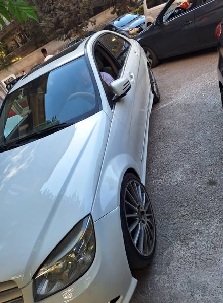 مرسيدس C300 2012 - صورة 3