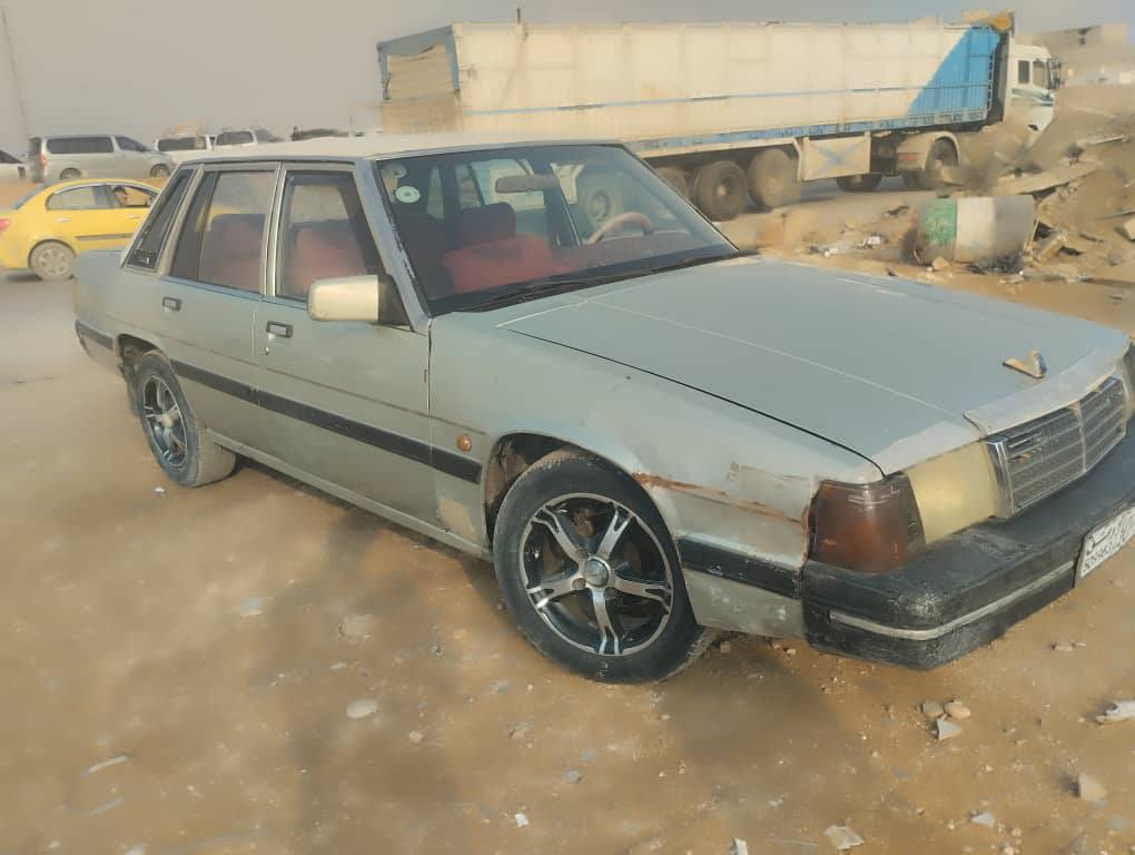 مازدا ٩٢٩ 1983 - صورة 2