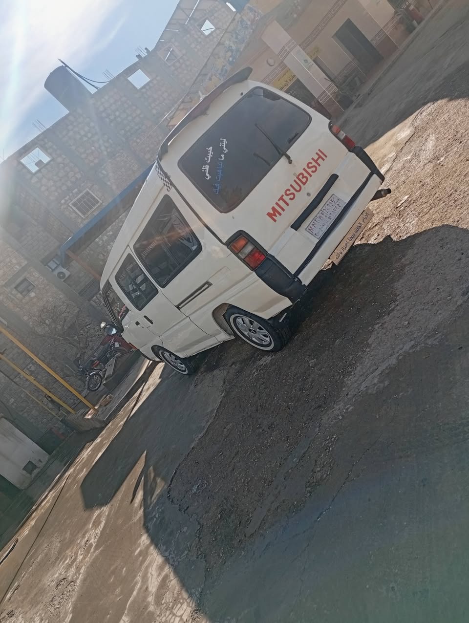 ميتسوبيشي عمومي 1998 - صورة 1