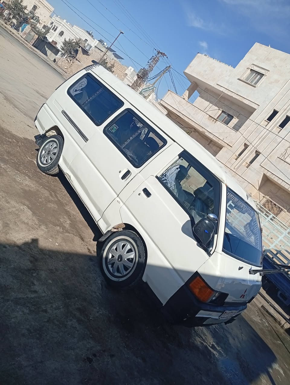 ميتسوبيشي عمومي 1998 - صورة 3