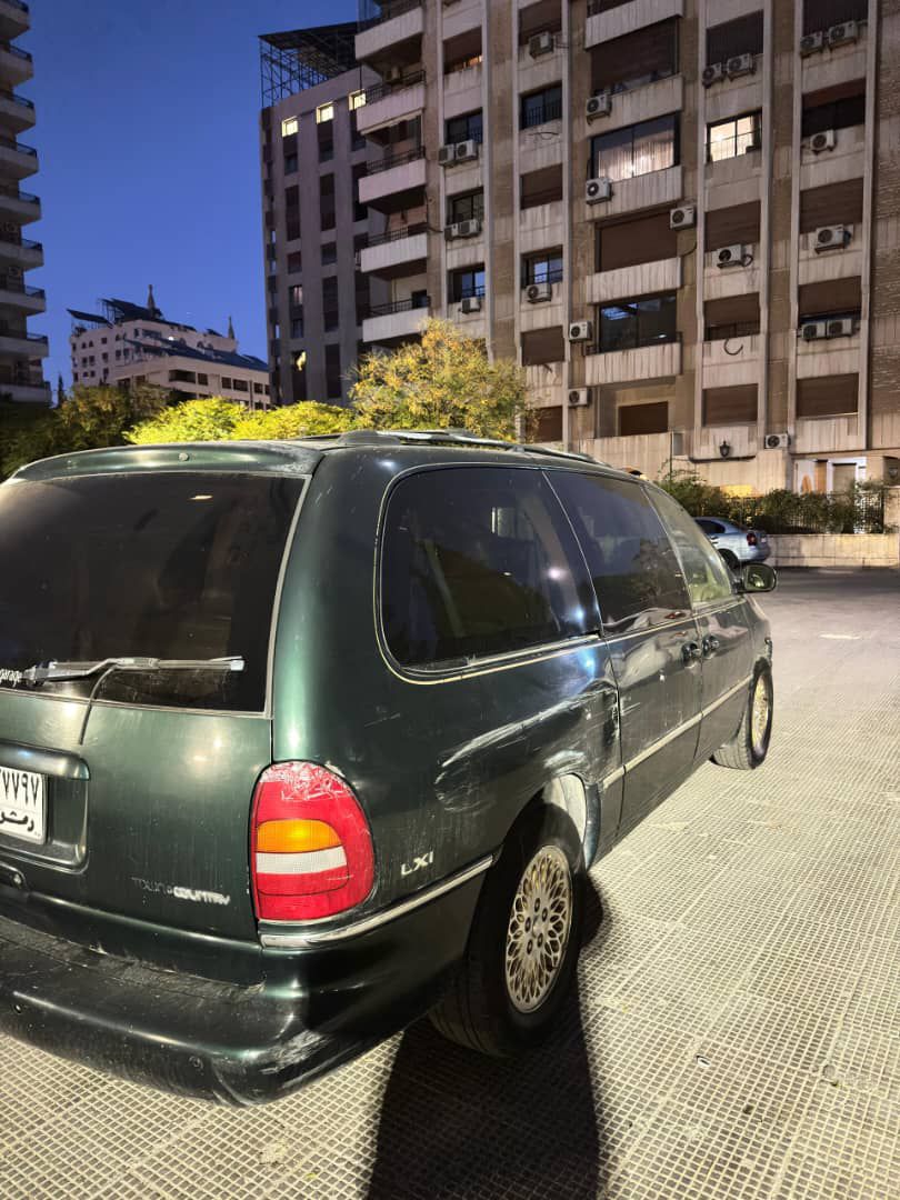 كرايزلر Town & Country 1999