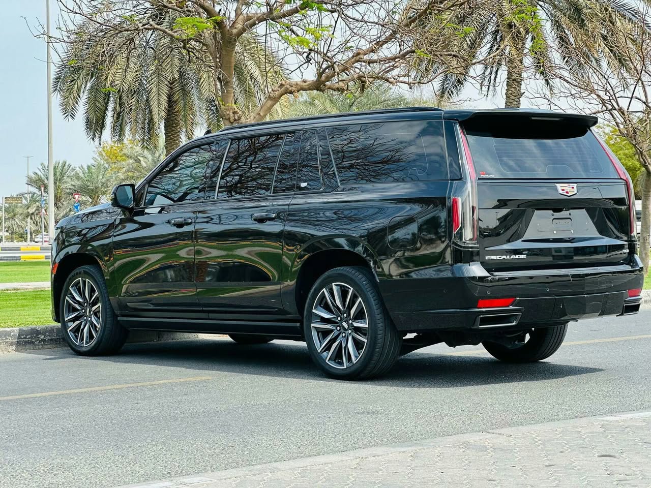 كاديلاك إسكاليد 2021 - صورة 2
