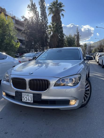 BMW 750 2012 - صورة 2