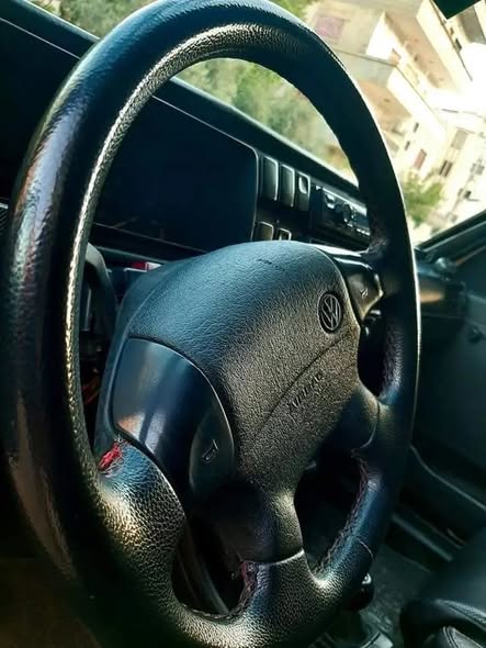 Volkswagen Golf 1976 - صورة 1