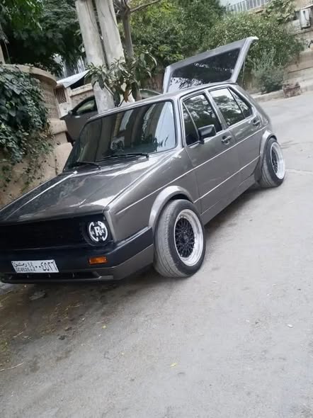 Volkswagen Golf 1976 - صورة 2