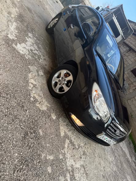 هيونداي افانتي 2010 - صورة 2