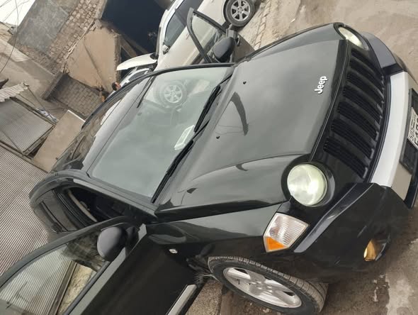 جيب شيروكي 2010 - صورة 4