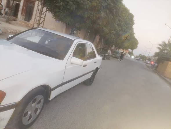 مرسيدس 200 2001 - صورة 1