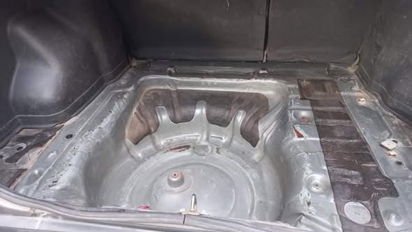 مازدا ٣٢٣ 1993 - صورة 3