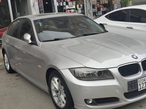 BMW 320i 2011 - صورة 2