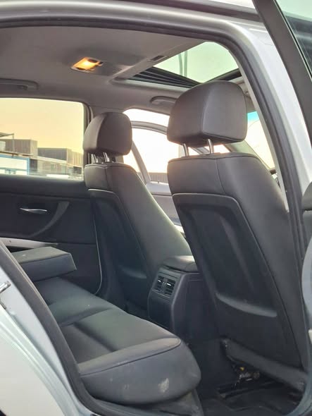 BMW 330 2011 - صورة 2