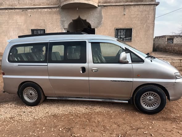 فان Grand Starex 2006 - صورة 1