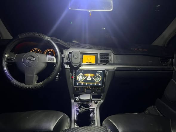 أوبل فكترا 2004 - صورة 3