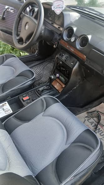 مرسيدس 230 1977