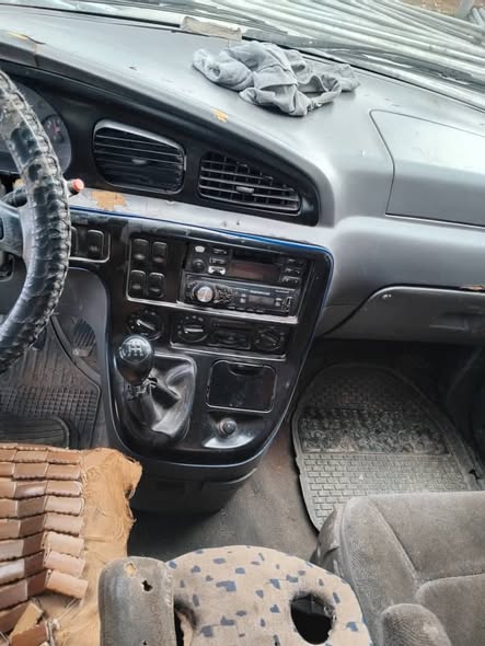 كيا كرنفال 2001 - صورة 5