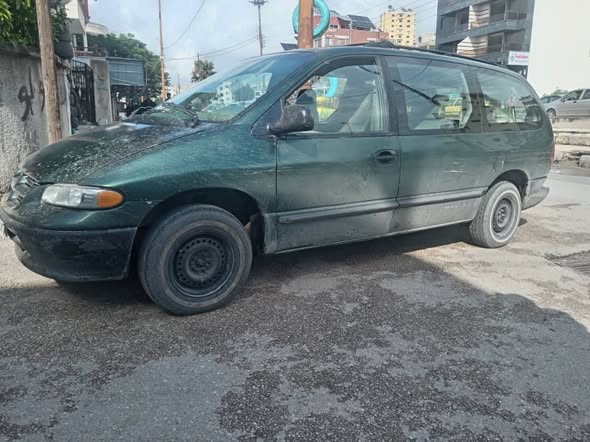 دودج كرفان 1996 - صورة 3