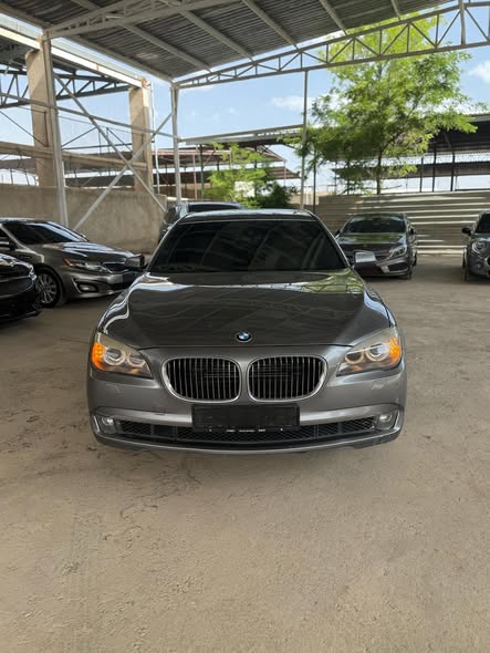 بي ام دبليو 750 2012 - صورة 1