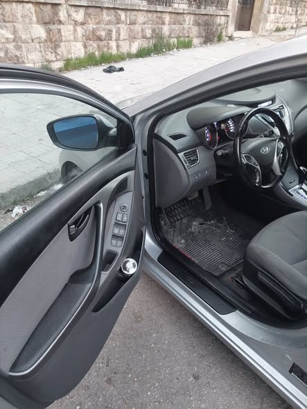 هيونداي أفانتي 2012 - صورة 4