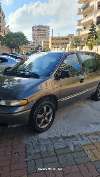 دودج جراند كرفان 2002 - صورة 1