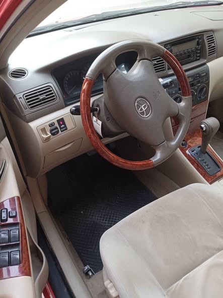 تويوتا كورولا 2004 - صورة 1