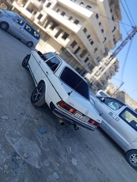 مرسيدس 200 1981 - صورة 2