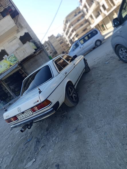 مرسيدس 200 1981 - صورة 5