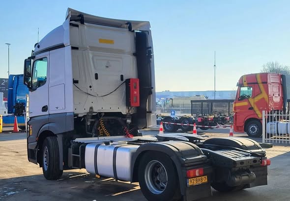 مرسيدس اكتروس 2016 - صورة 2