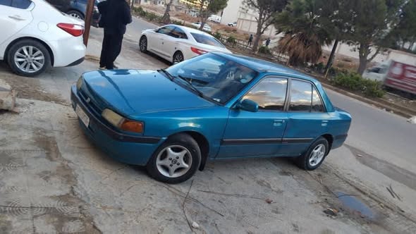 مازدا ٣٢٣ 1993 - صورة 1