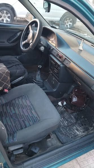 مازدا ٣٢٣ 1993 - صورة 5