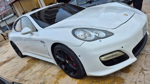 بورش باناميرا 2010 - صورة 3