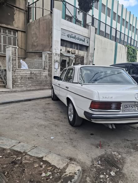 مرسيدس 200 1980 - صورة 3