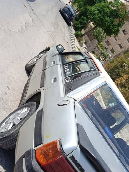 مازدا 929 1983 - صورة 4